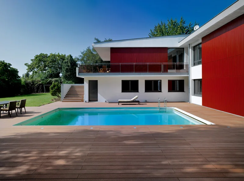 Plage de piscine réalisée en lames de bois composite, exemple concret d'un usage extérieur du WPC