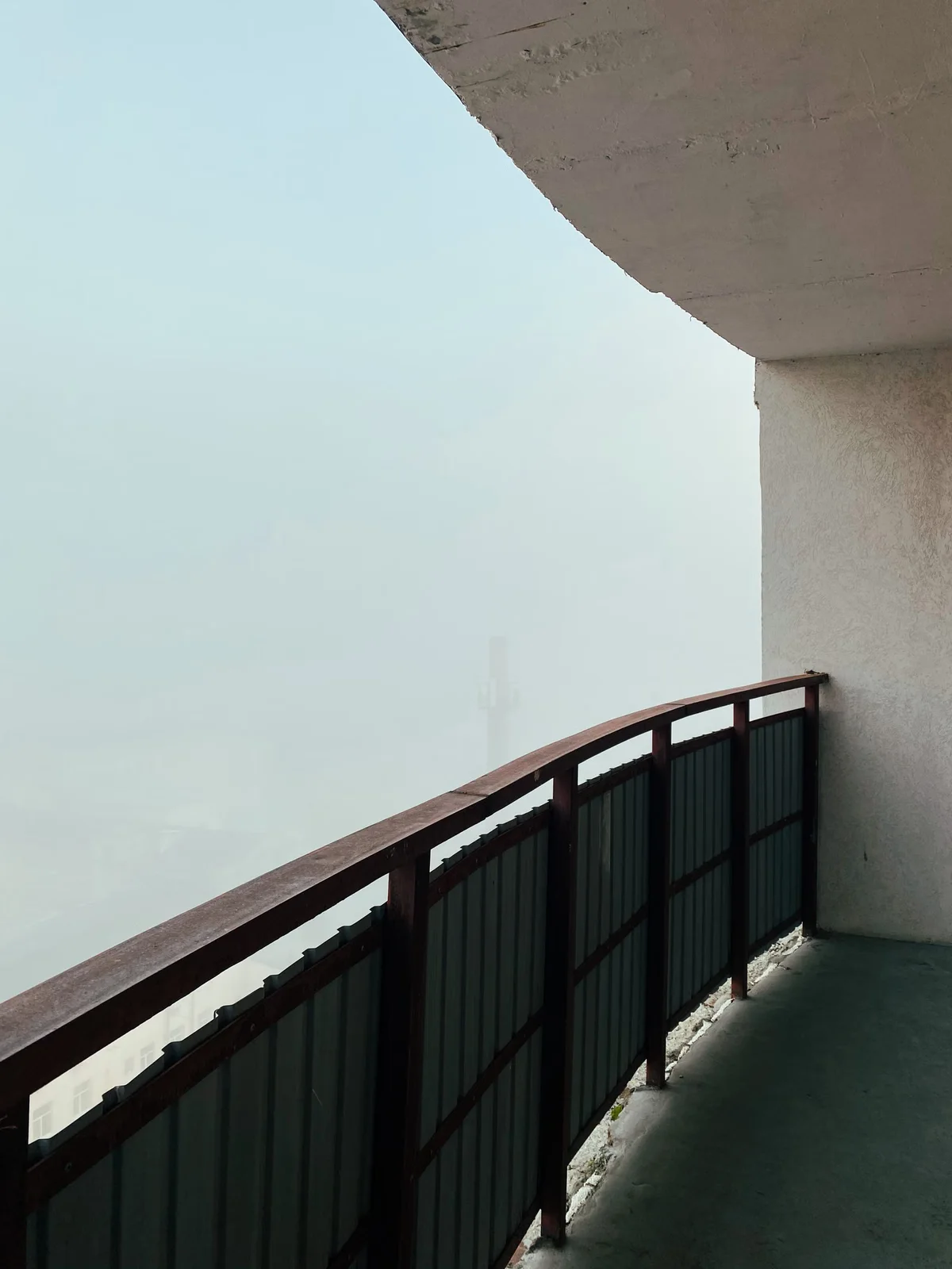 Balcon extérieur exposé à une atmosphère humide, rappelant l'importance du séchage et de la ventilation