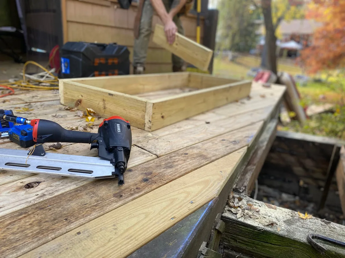 Structure et lames d'une terrasse en cours de construction, illustration du calepinage puis de l'assemblage progressif du platelage