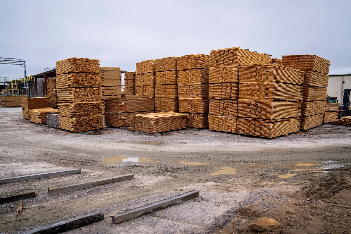 Planches de bois stockées avant chantier, illustration de l'acclimatation et du contrôle de l'humidité des lames
