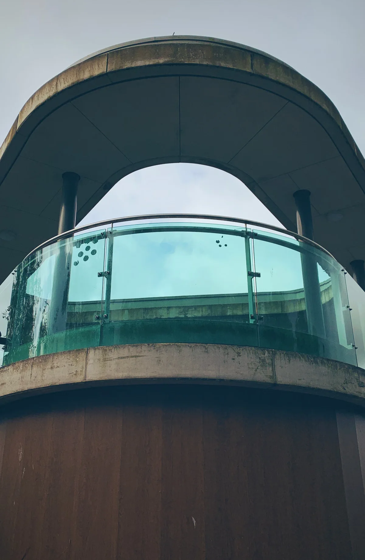 Garde-corps vitré sur une terrasse surélevée, illustration des choix de matériau, de fixation et de transparence d'une protection périphérique