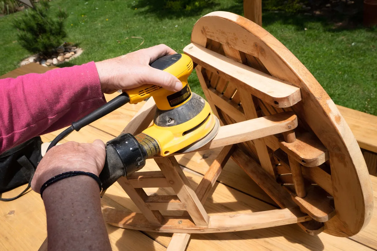 Ponçage mécanique d'une surface en bois en extérieur, exemple d'intervention plus poussée lorsque le simple entretien ne suffit plus