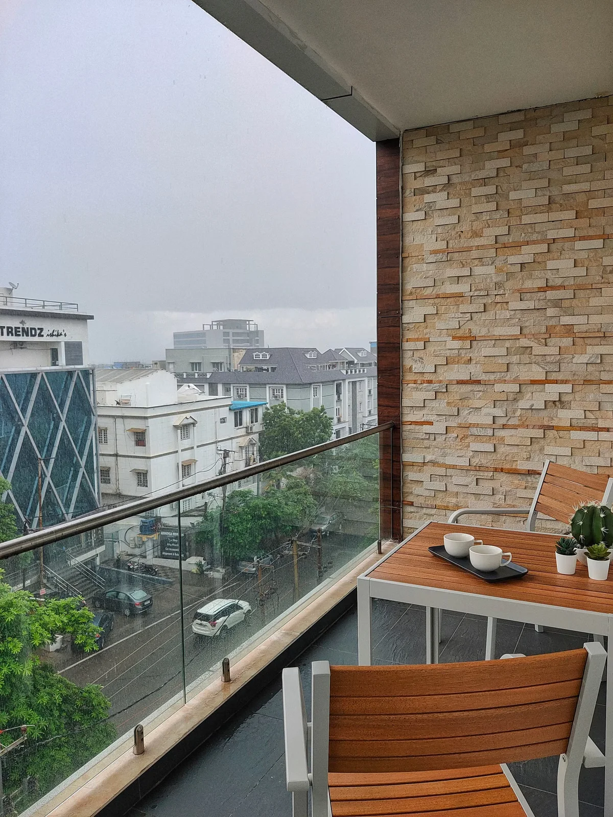 Petit balcon urbain avec garde-corps et mobilier, illustrant les contraintes d'espace à vérifier avant pose