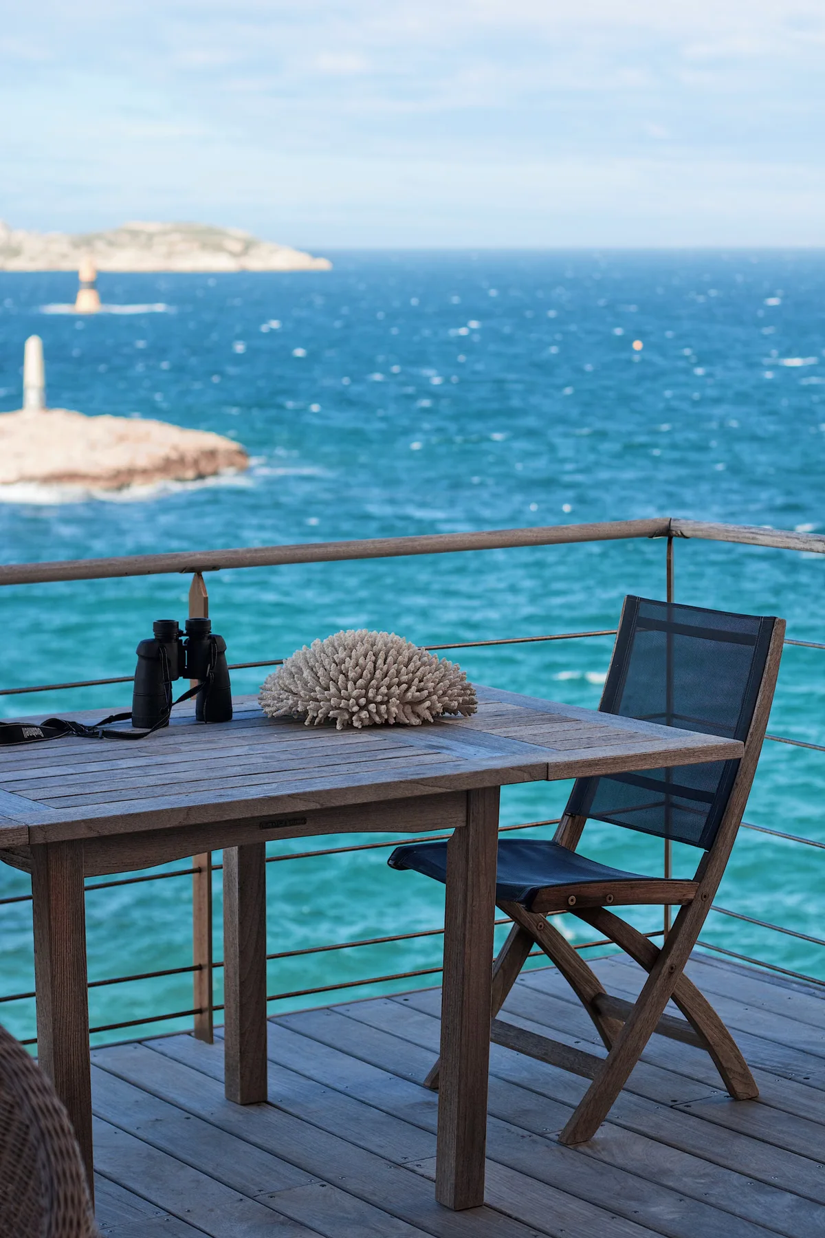 Balcon avec platelage et mobilier montrant une petite surface extérieure à traiter sans condamner le support existant