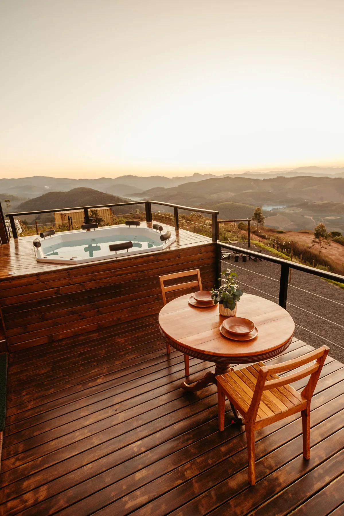 Jacuzzi installé sur une terrasse en bois, exemple de charge lourde à intégrer au dimensionnement de la structure et des appuis