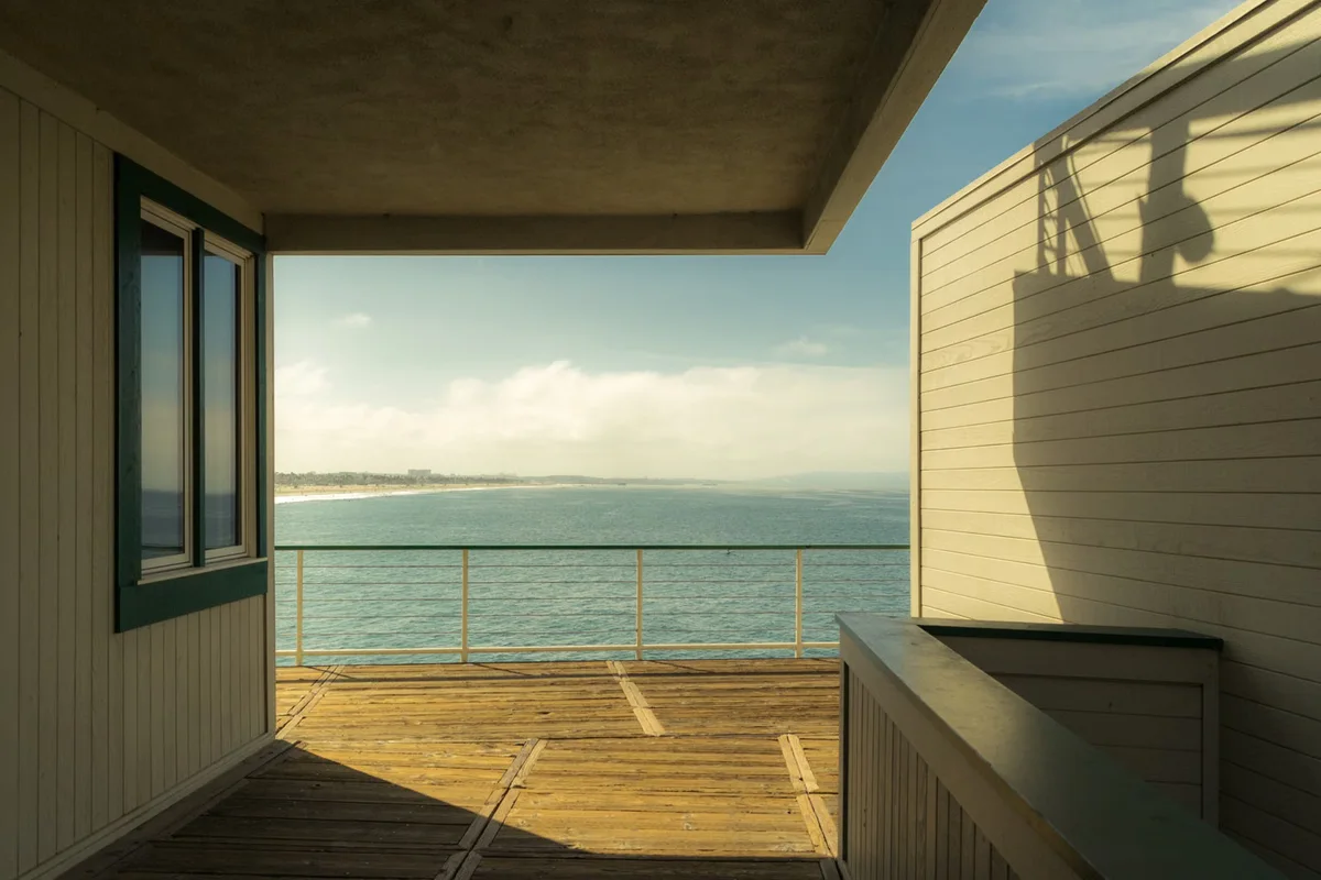 Terrasse en bois ouverte sur le littoral, contexte caractéristique des contraintes de submersion, de vent, d'embruns et de gestion de l'eau sur le Bassin