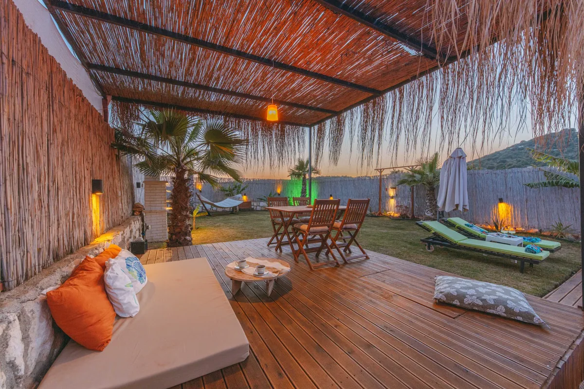 Terrasse en bois dense dans un environnement tropical, illustrant le rendu recherché avec les essences exotiques