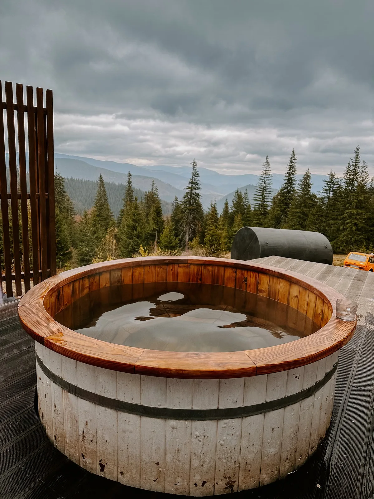 Spa en bois installé sur une terrasse, exemple de charge lourde à anticiper dans la structure
