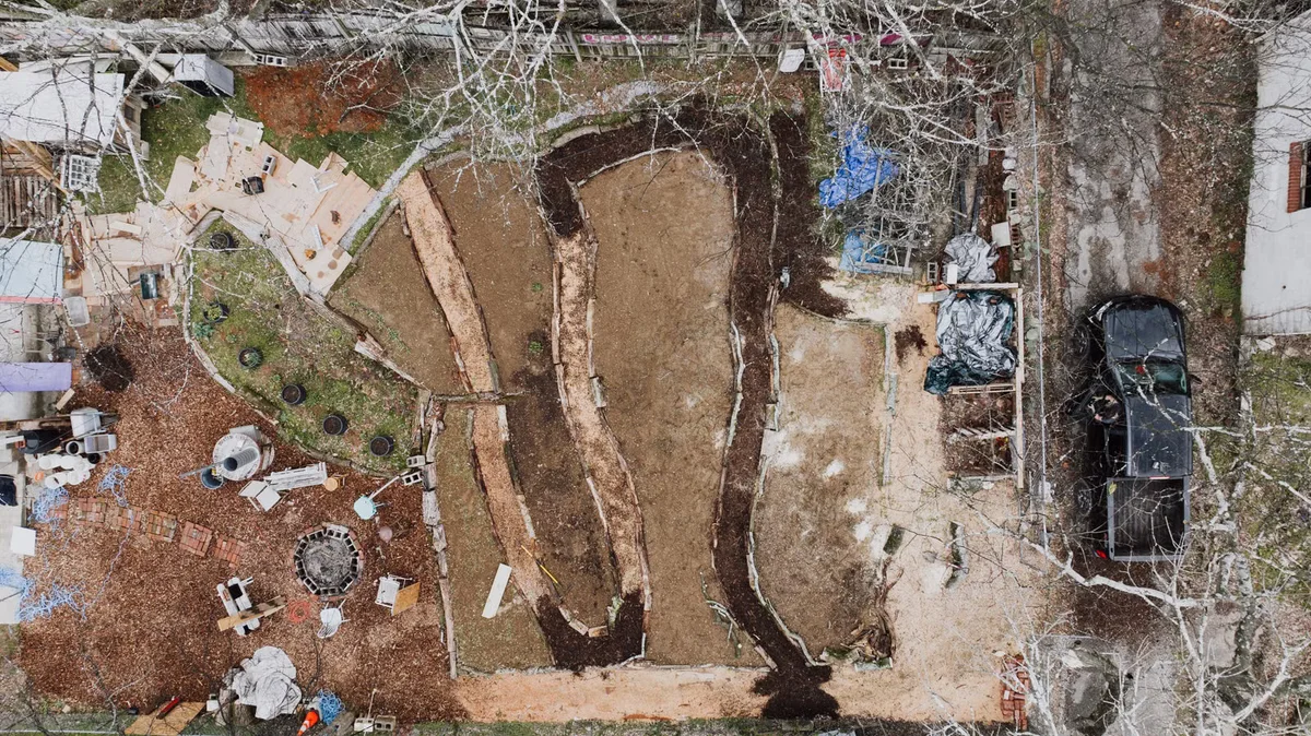 Terrain de jardin en préparation avec terrassement et matériaux, exemple de support naturel à stabiliser avant la mise en place de plots