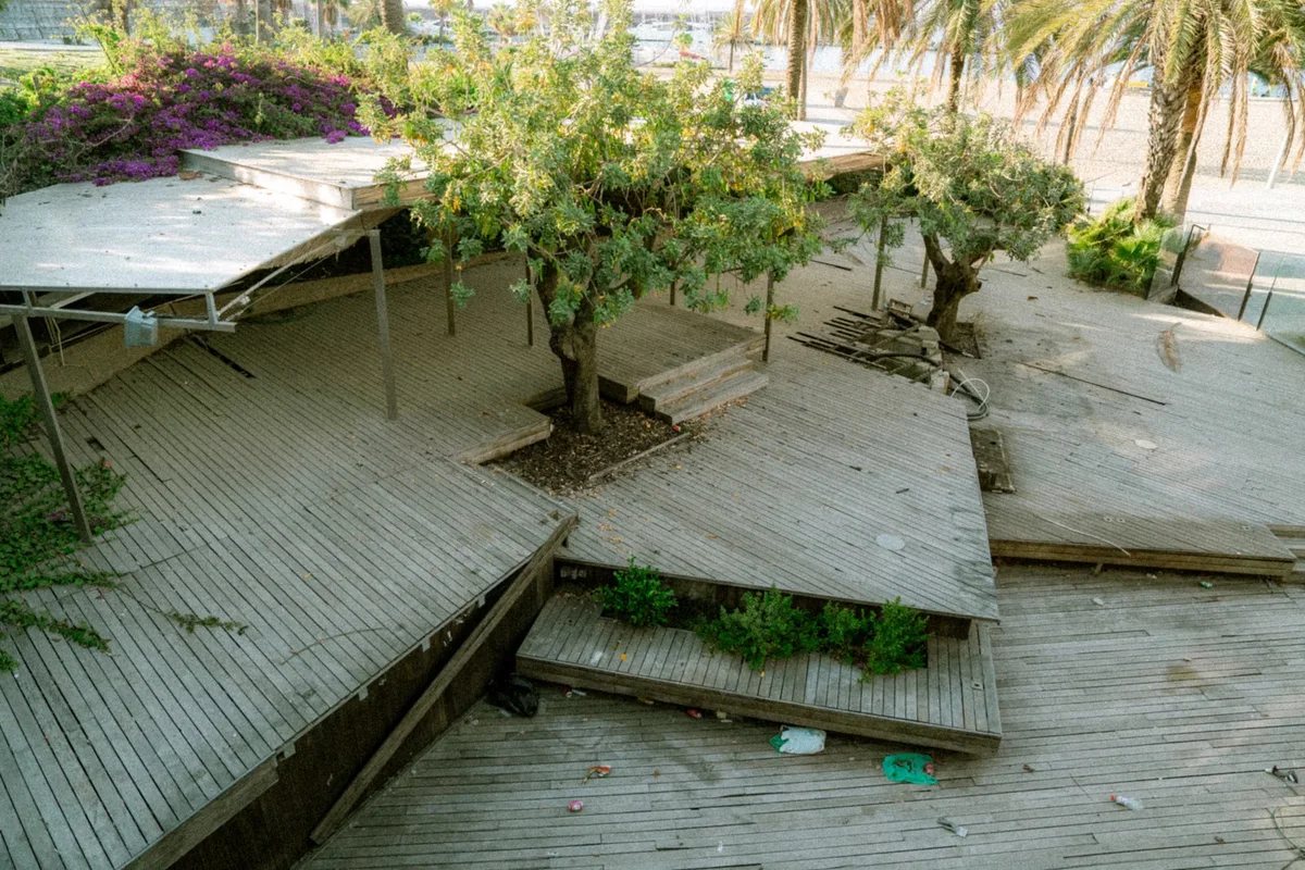 Ancienne terrasse en bois vieillie et encombrée, illustrant le diagnostic nécessaire avant dépose ou rénovation