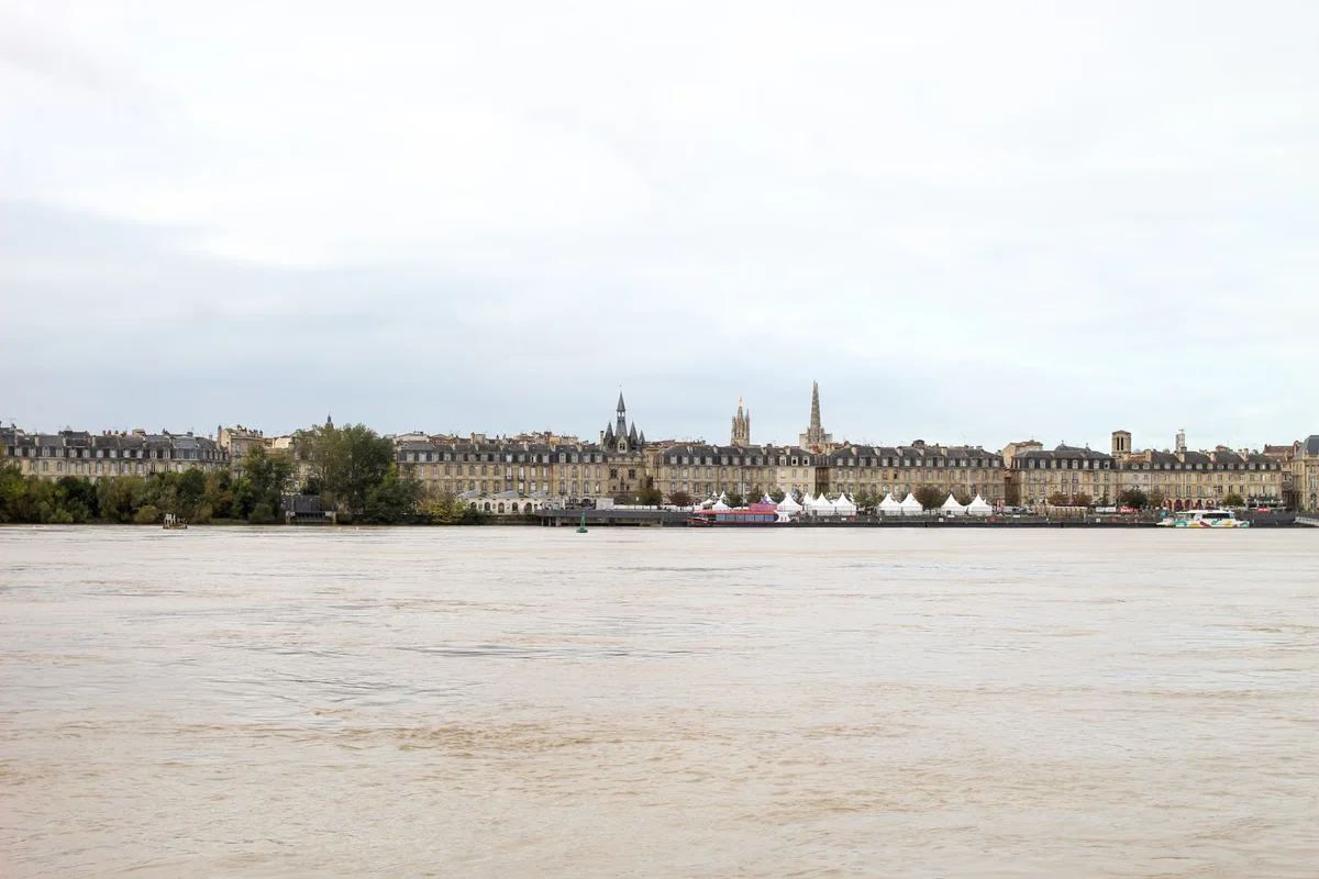 Vue panoramique de Bordeaux et des quais de la Garonne, au cœur de la zone d'intervention pour les projets de terrasse