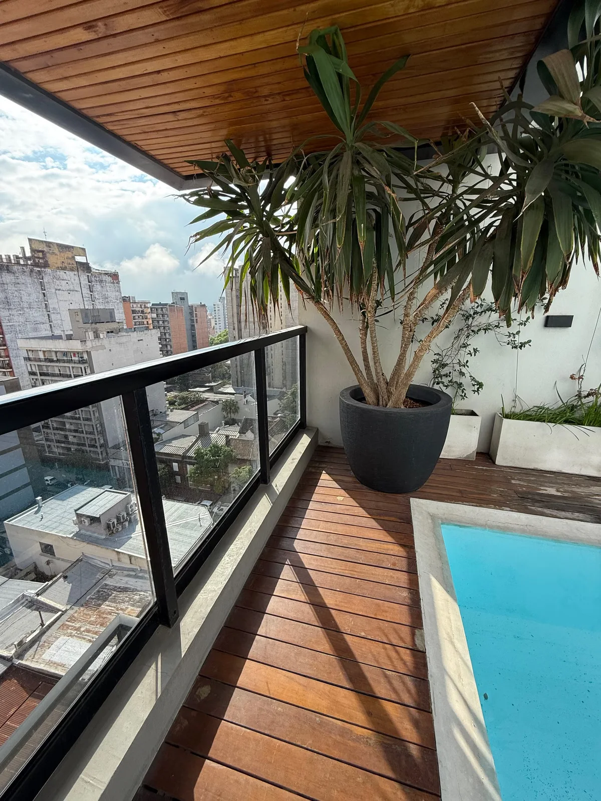 Toit-terrasse aménagé avec platelage et garde-corps, exemple de revêtement extérieur exposé en hauteur
