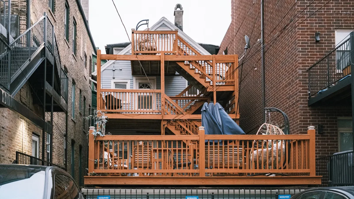 Terrasse en bois à plusieurs niveaux dans un espace urbain, illustrant les découpes, accès et changements de niveau