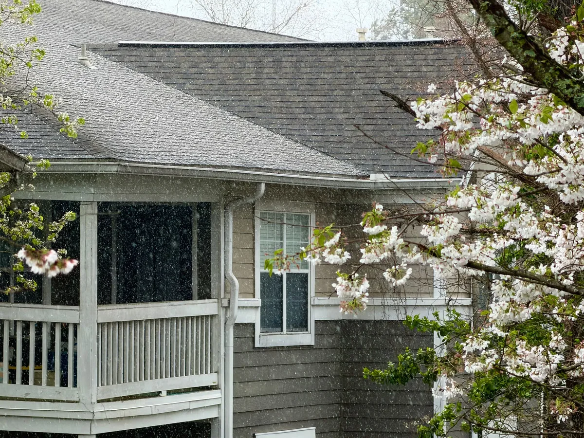 Balcon en bois sous la pluie, contexte où l'évacuation de l'eau et le séchage du platelage doivent rester possibles