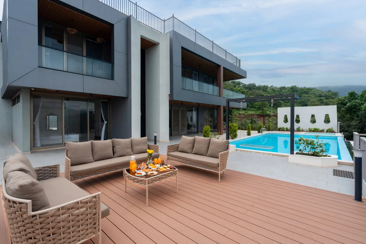 Terrasse moderne au bord d'une piscine, contexte exigeant pour choisir profil, finition et niveau de gamme du composite