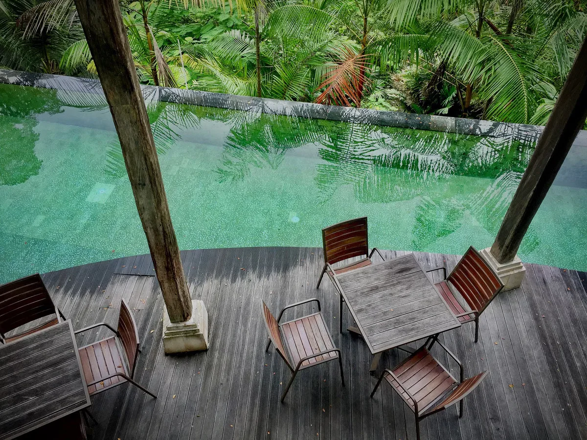 Terrasse en bois autour d'une piscine, contexte où découpes, fixations et finitions influencent fortement le prix
