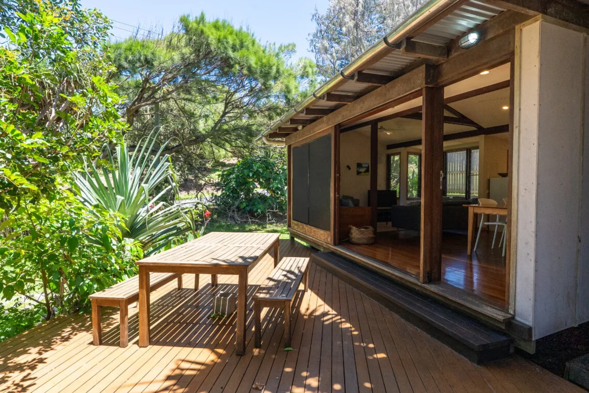 Terrasse contemporaine aménagée, exemple de rendu fini à intégrer dans un budget de fourniture et pose