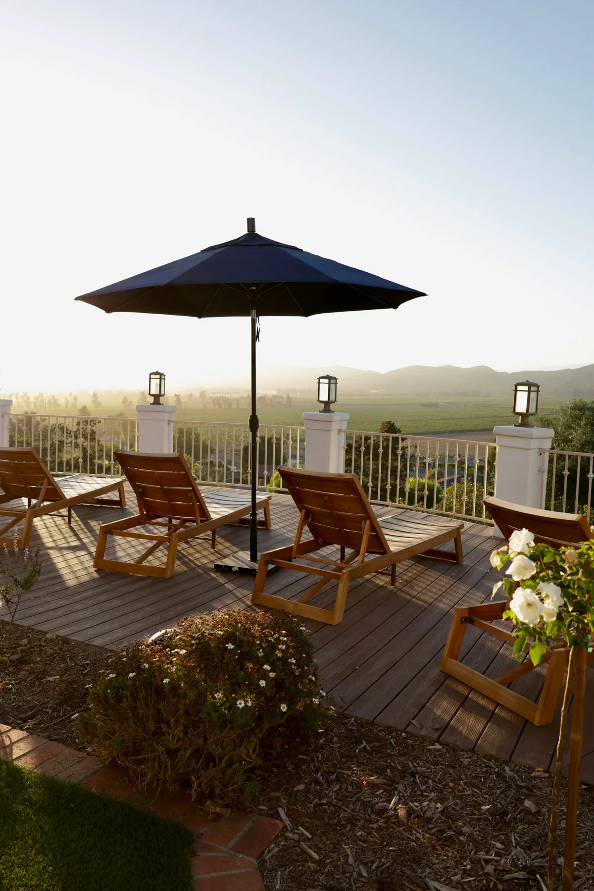 Terrasse en bois aménagée avec assises extérieures, exemple d'un espace de vie où le choix des lames dépend de l'usage