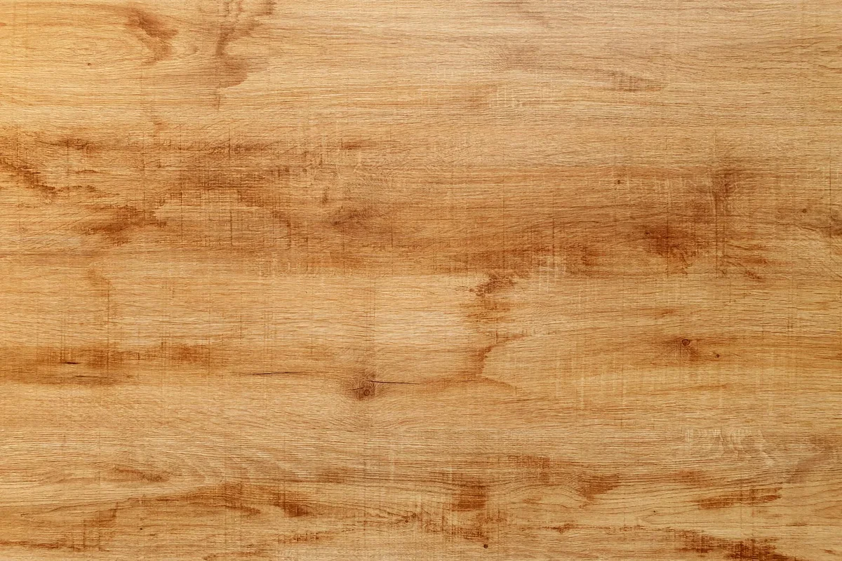 Gros plan sur le veinage naturel d'une surface en bois, illustration de la diversité d'aspect des essences utilisées en terrasse