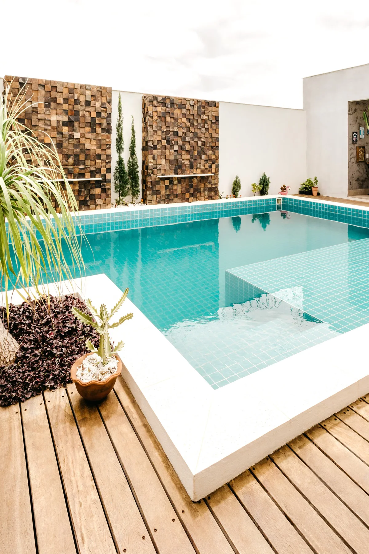 Plage de piscine contemporaine avec un platelage régulier, illustration du rendu homogène recherché avec les solutions de terrasse techniques