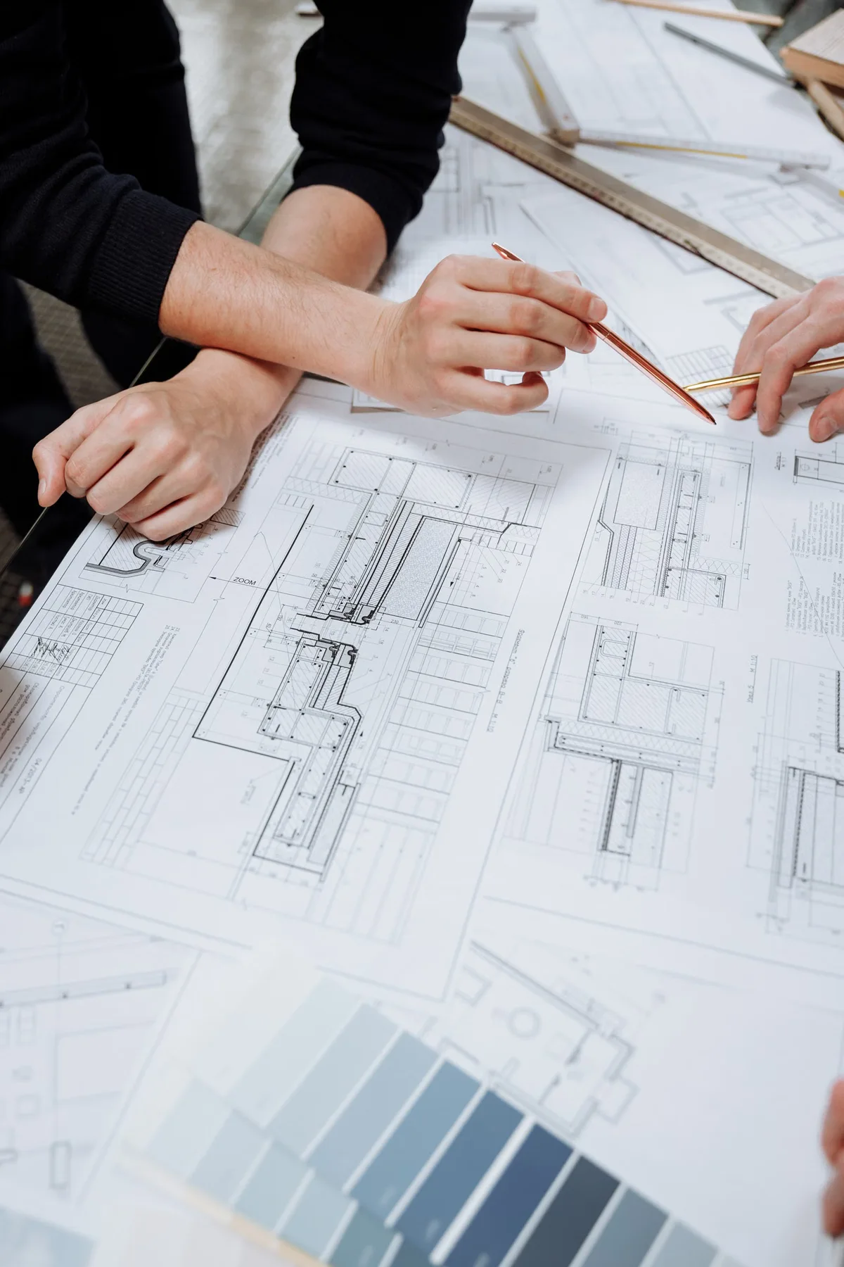 Architectes examinant des plans détaillés, illustration des pièces graphiques nécessaires à un dossier de permis de construire