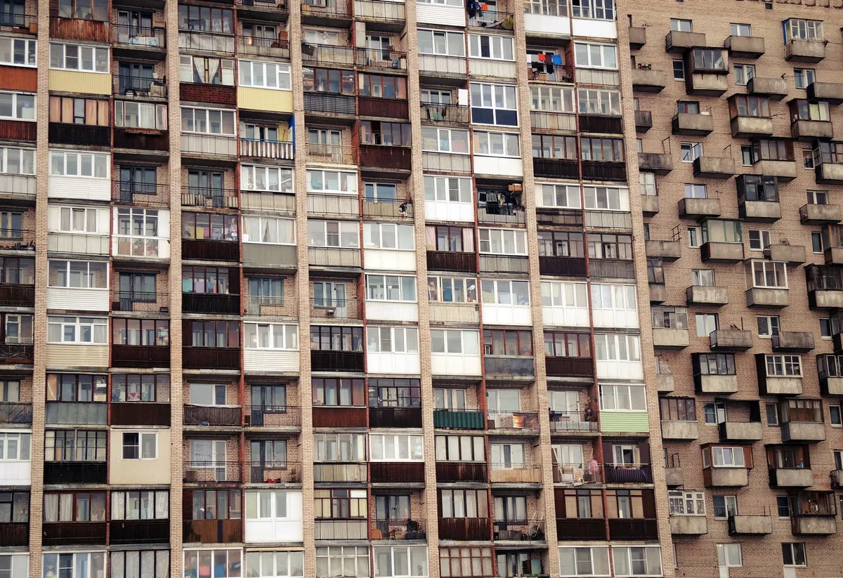 Façade d'un immeuble résidentiel avec plusieurs balcons, contexte où la capacité porteuse doit être vérifiée avant d'ajouter une terrasse bois