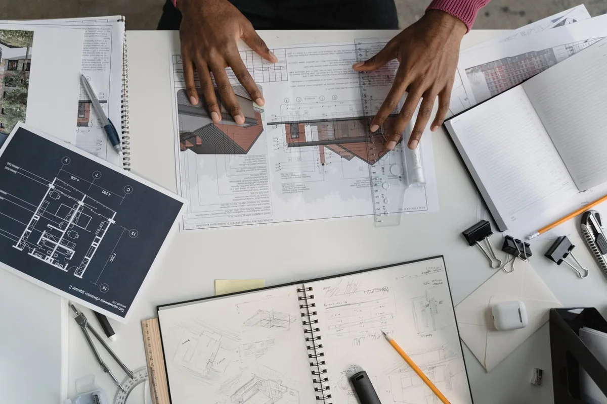 Analyse de plans et de documents sur une table, illustration de la démarche à choisir selon la configuration d'un projet de terrasse à Bordeaux