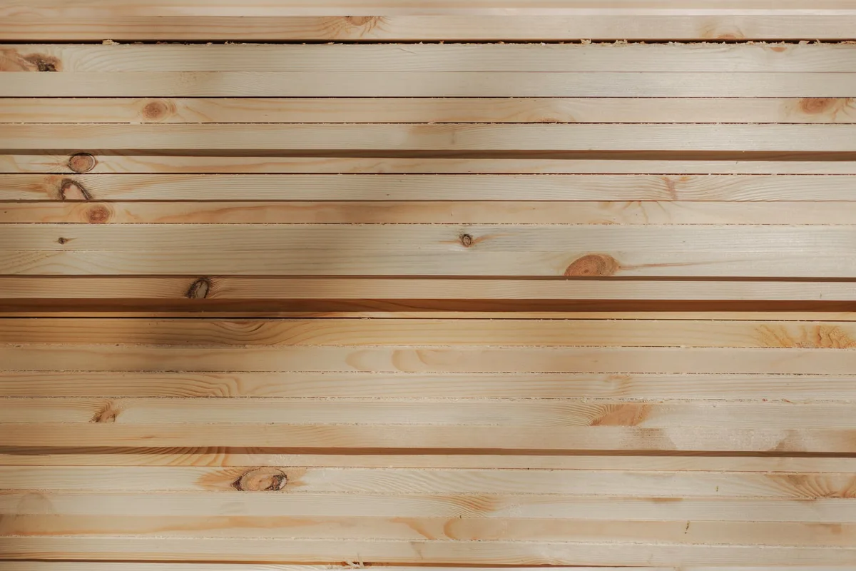 Stocks de planches de bois illustrant l'approvisionnement et le poids de la fourniture dans le budget d'une terrasse