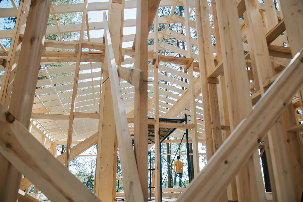 Ossature en bois laissant voir les éléments porteurs et leurs espacements, illustration du rôle des lambourdes et des entraxes dans une structure