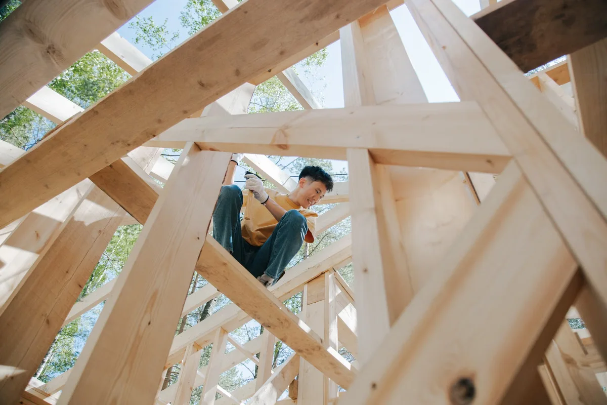 Structure bois en cours de construction sur un chantier, illustration d'un ouvrage neuf ou structurel qui ne relève pas du même cadre fiscal qu'un simple entretien