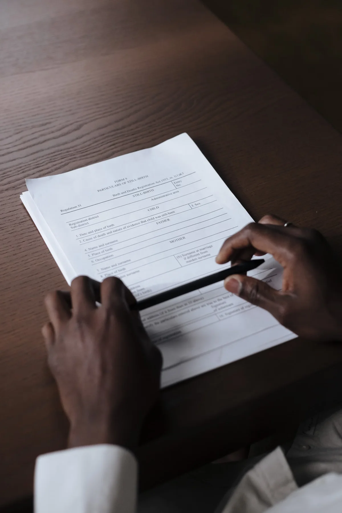 Relecture attentive de documents administratifs, rappel de l'importance de vérifier plans, pièces et informations avant dépôt
