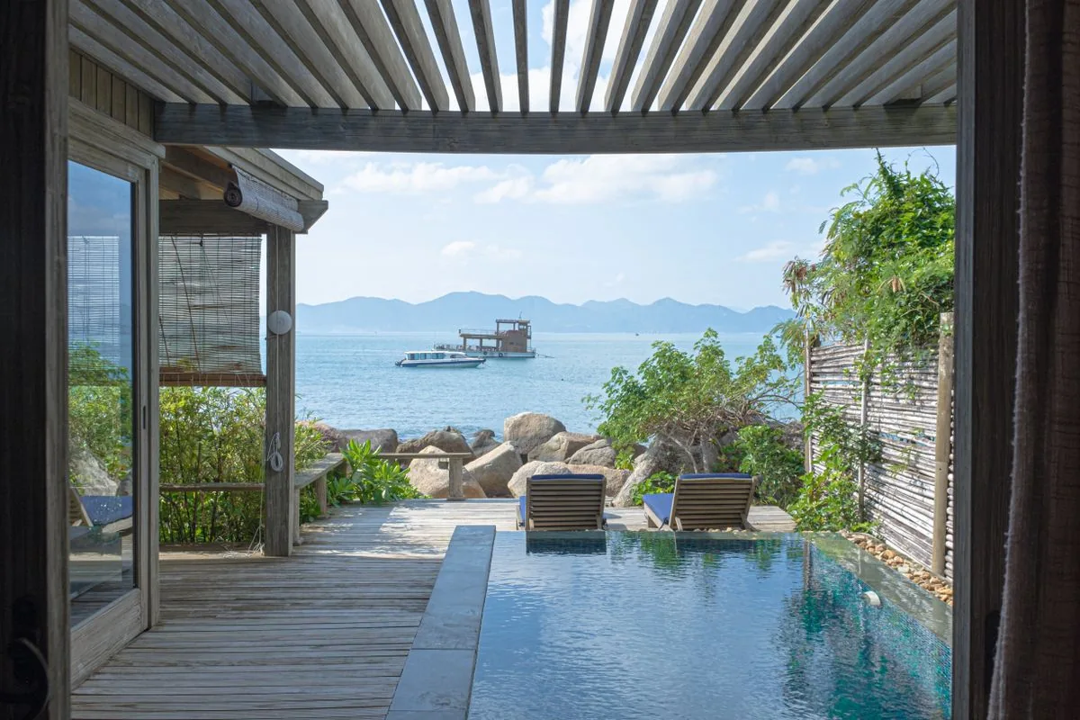 Platelage au bord d'une piscine illustrant les questions de chaleur, glissance et confort pieds nus