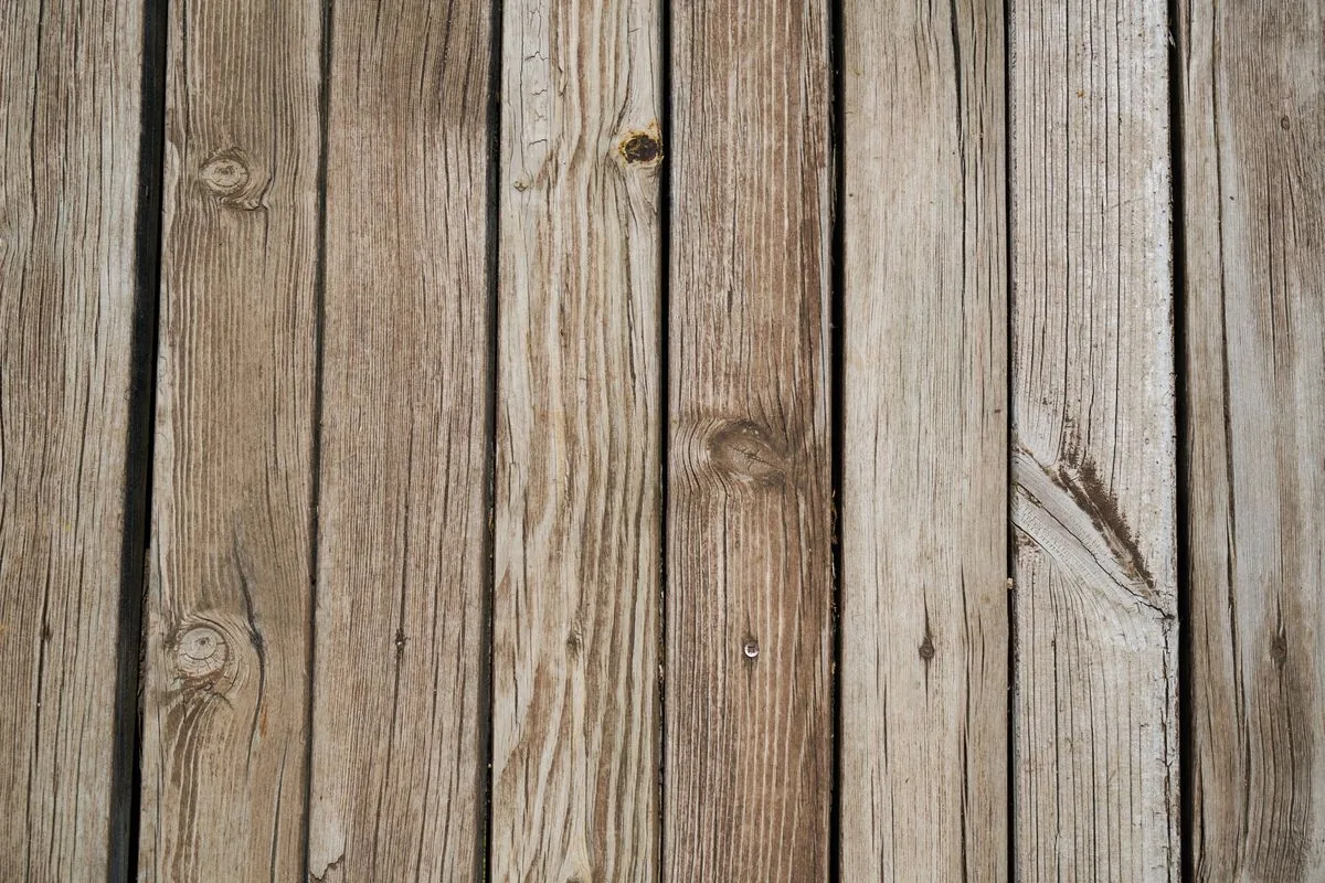 Planches en bois naturel montrant les variations de veinage et de teinte propres à une matière non uniforme