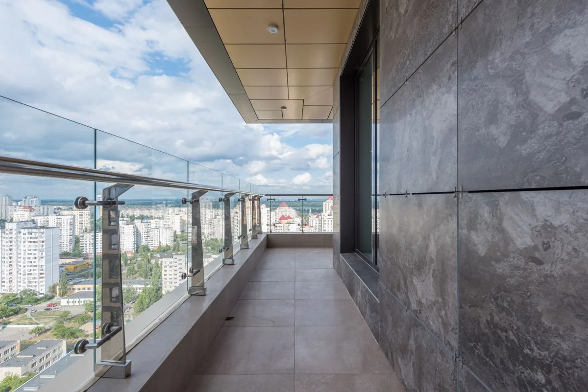 Terrasse-balcon d'un immeuble résidentiel, exemple d'espace extérieur où l'entretien courant doit préserver structure et aspect collectif