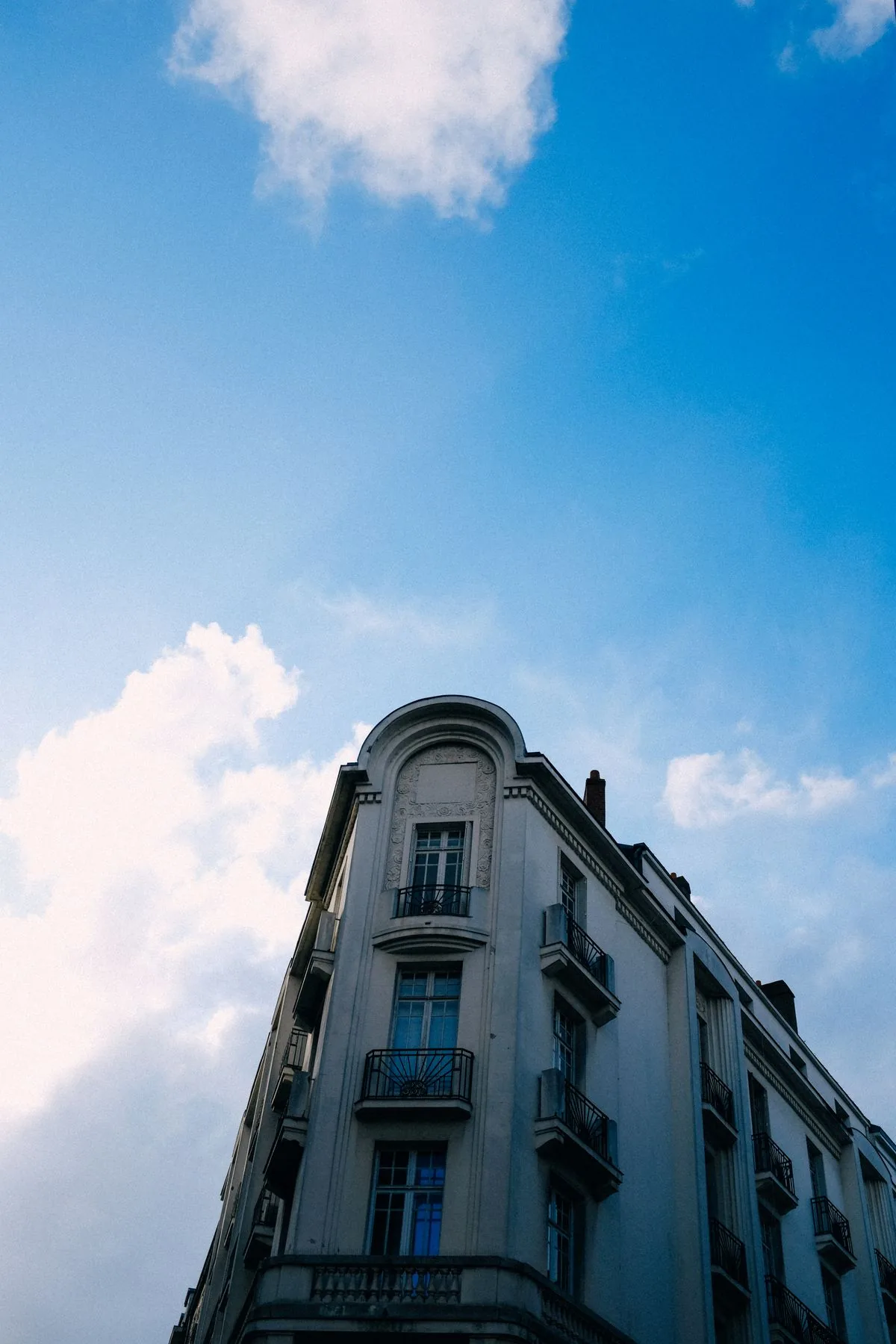 Façade d'un immeuble résidentiel avec plusieurs balcons, contexte utile pour distinguer parties communes, privatives et droits de jouissance
