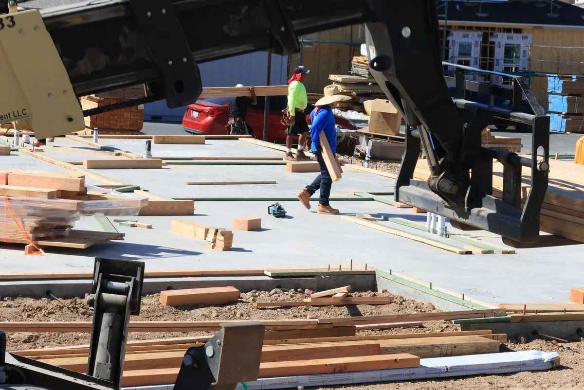 Charpentiers travaillant sur une structure bois en chantier, exemple de création à partir d'un support à préparer