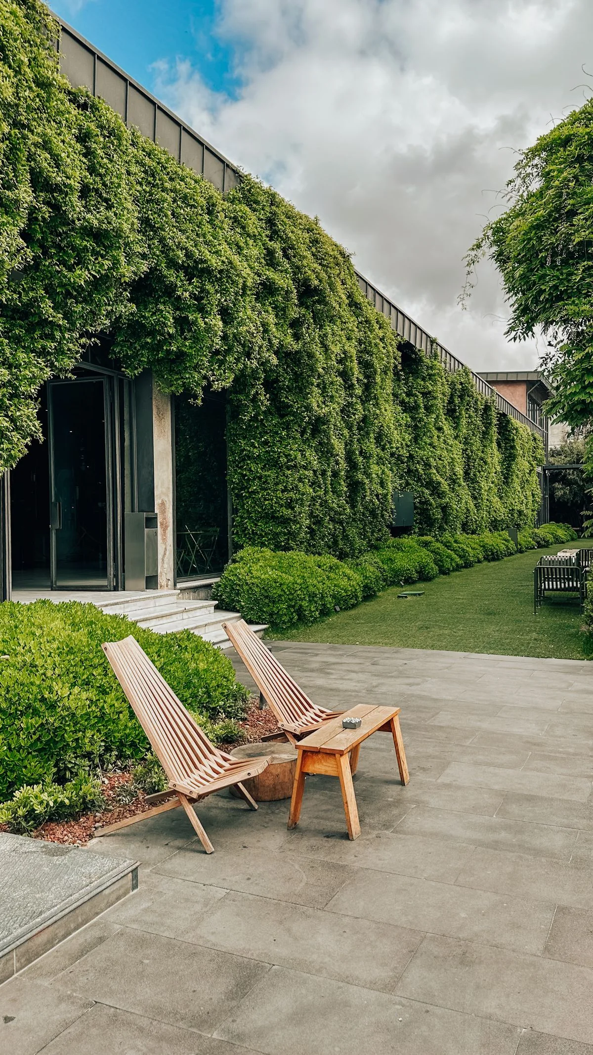 Espace extérieur aménagé dans un jardin, illustrant l'usage réel à définir avant de concevoir une terrasse