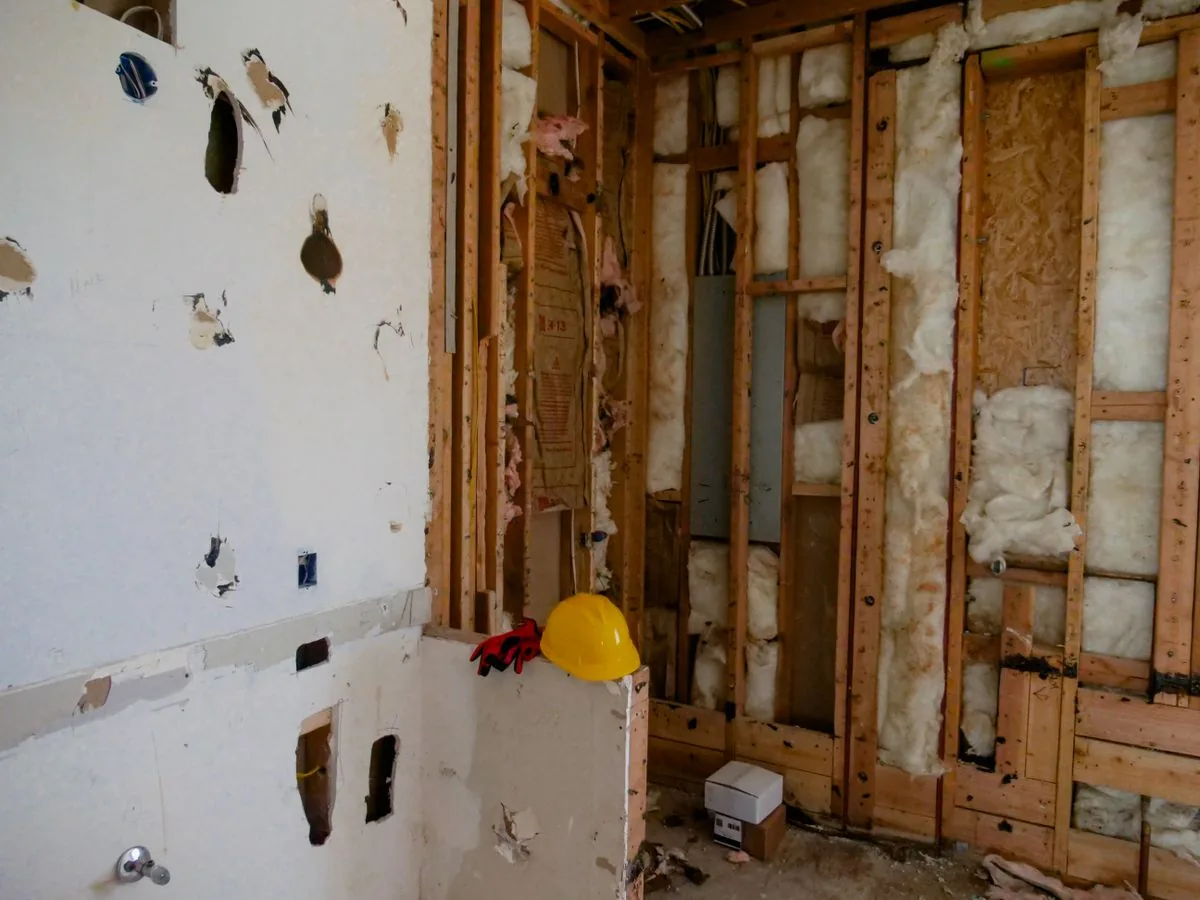 Structure mise à nu pendant une rénovation, illustration du diagnostic nécessaire avant de chiffrer une dépose et une reconstruction