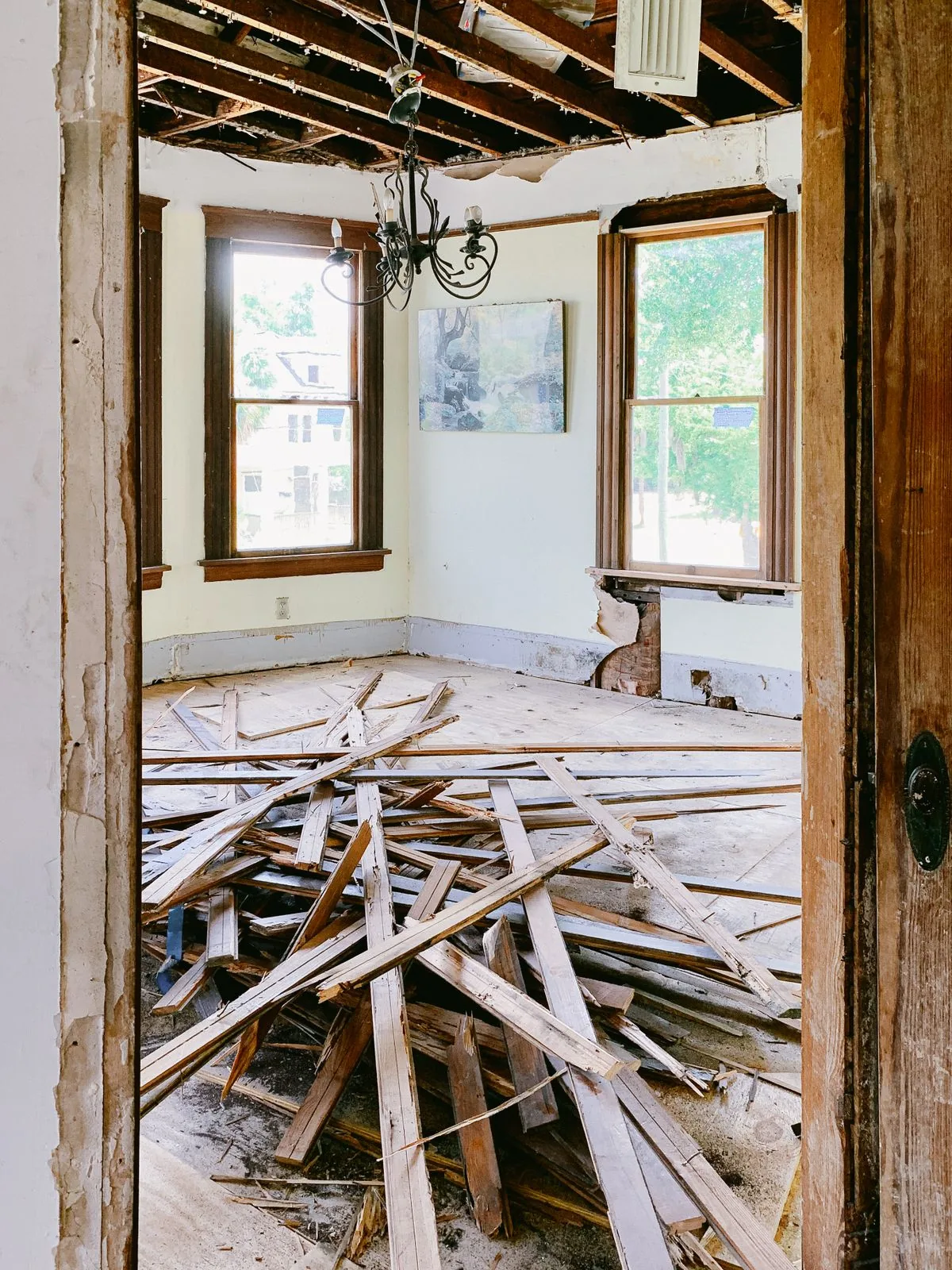 Planches déposées pendant des travaux de rénovation, illustration d'un démontage partiel ou complet avant reconstruction