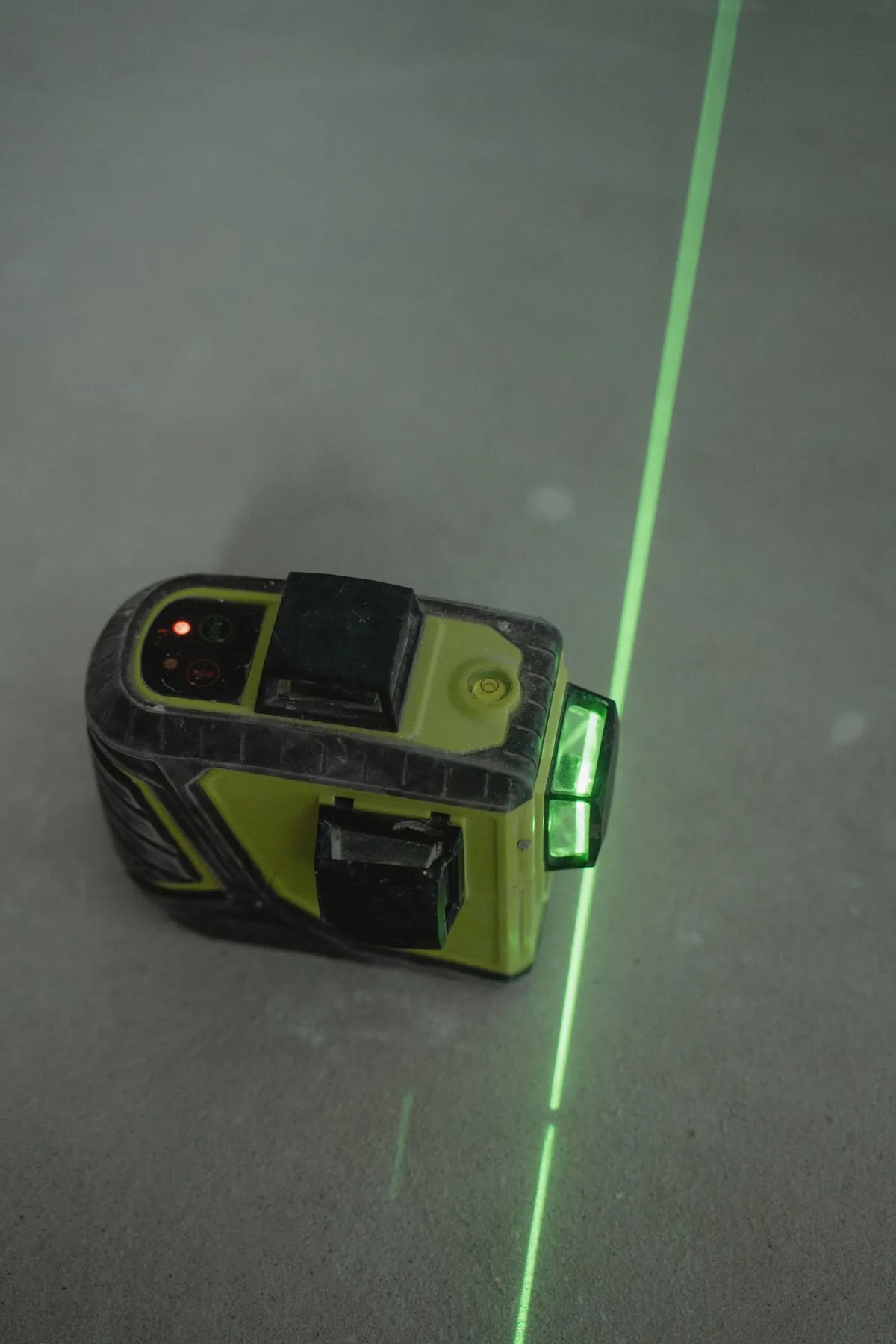 Niveau laser utilisé sur une dalle pour contrôler les niveaux et comprendre la pente réelle du support