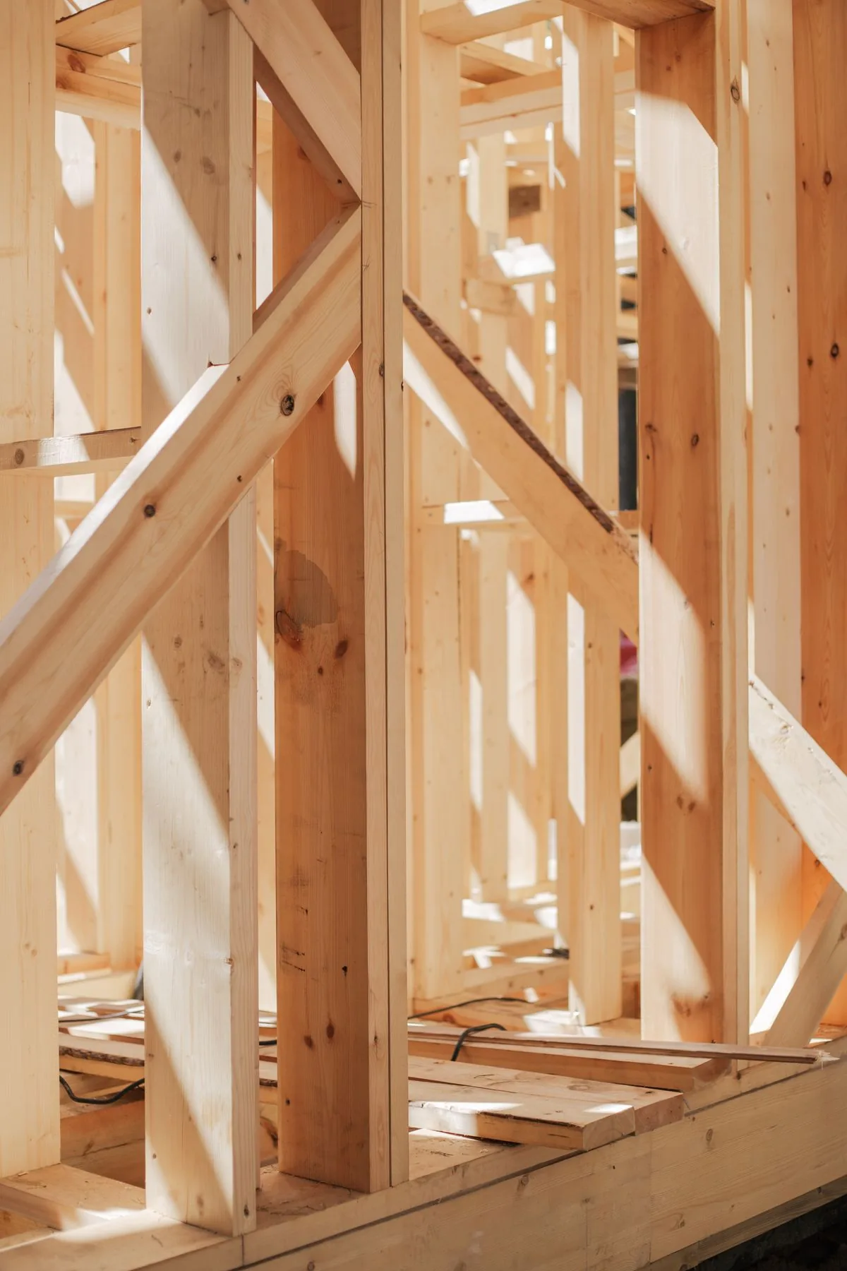 Structure en bois montrant des éléments porteurs et leurs assemblages avant fermeture