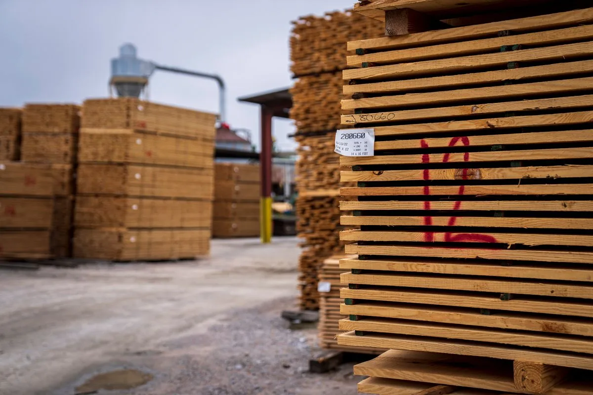 Planches de bois stockées dans un parc à bois, illustration de l'approvisionnement local et du choix des lames pour une terrasse en résineux