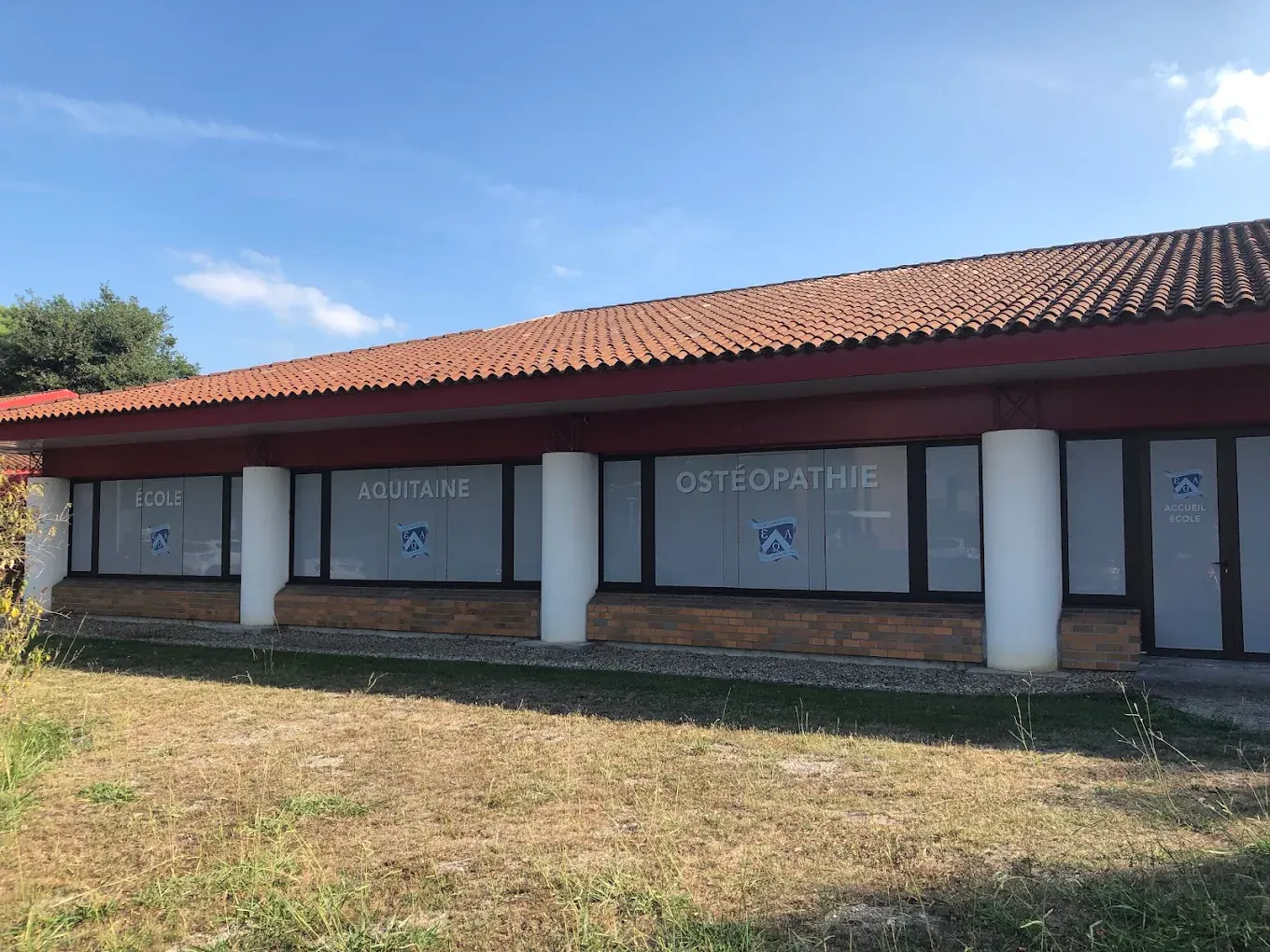 Façade de l’École Aquitaine Ostéopathie à Mérignac avant la création de la terrasse