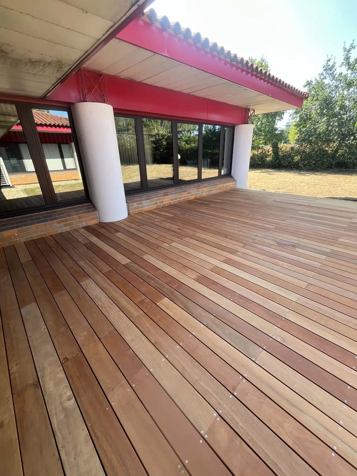 Terrasse en Itauba terminée devant l’École Aquitaine Ostéopathie à Mérignac