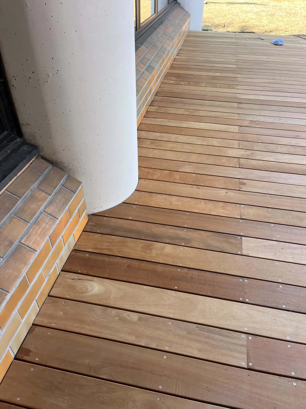 Détail des lames en Itauba découpées autour d’un poteau à Mérignac
