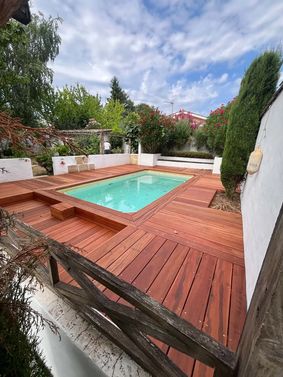 Terrasse piscine en Muiracatiara après réfection complète à Cestas