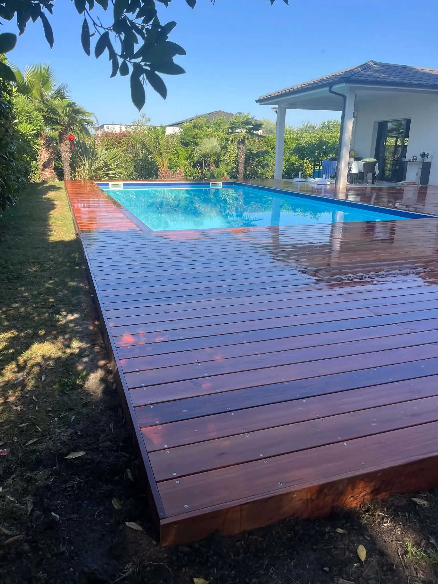Terrasse de piscine en Muiracatiara de 120 m² à Talence après rénovation