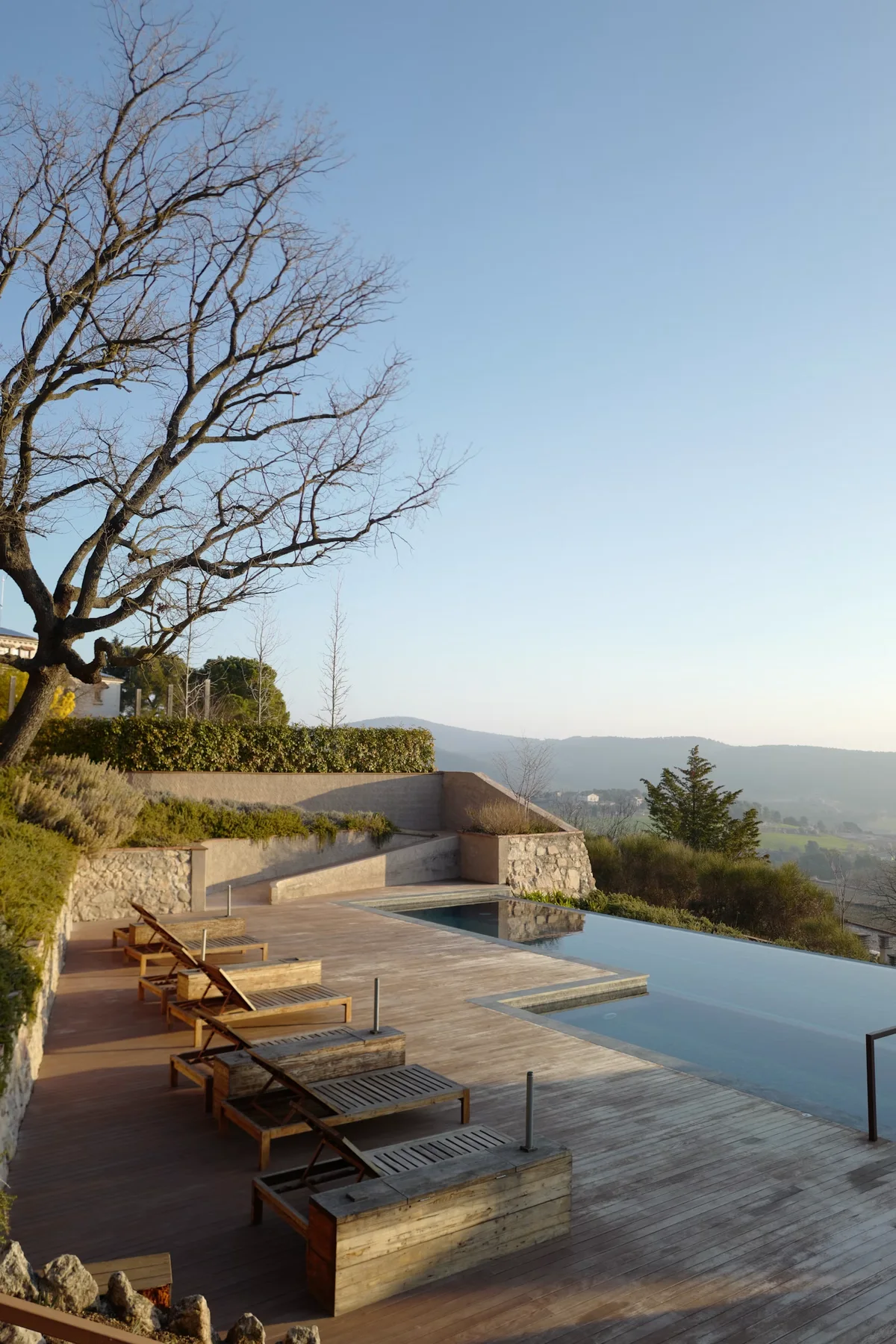Terrasse en bois aménagée au bord d’une piscine