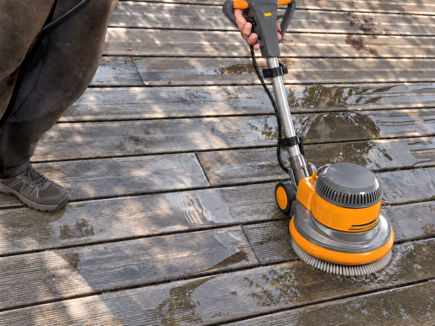 Nettoyage professionnel d’une terrasse bois à la monobrosse