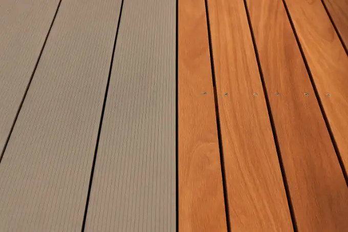 image de lâmes de terrasses en bois naturel ipé et bois compositie pour notre artice comparatif que choisir entre un bois naturel ou composite pour sa terrasse